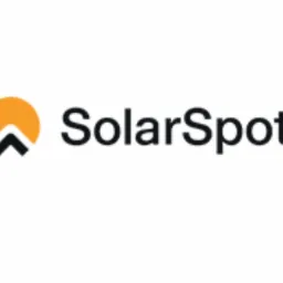 Logo firmy SolarSpot z pomarańczowym symbolem słońca i czarną strzałką skierowaną ku g&oacute;rze.