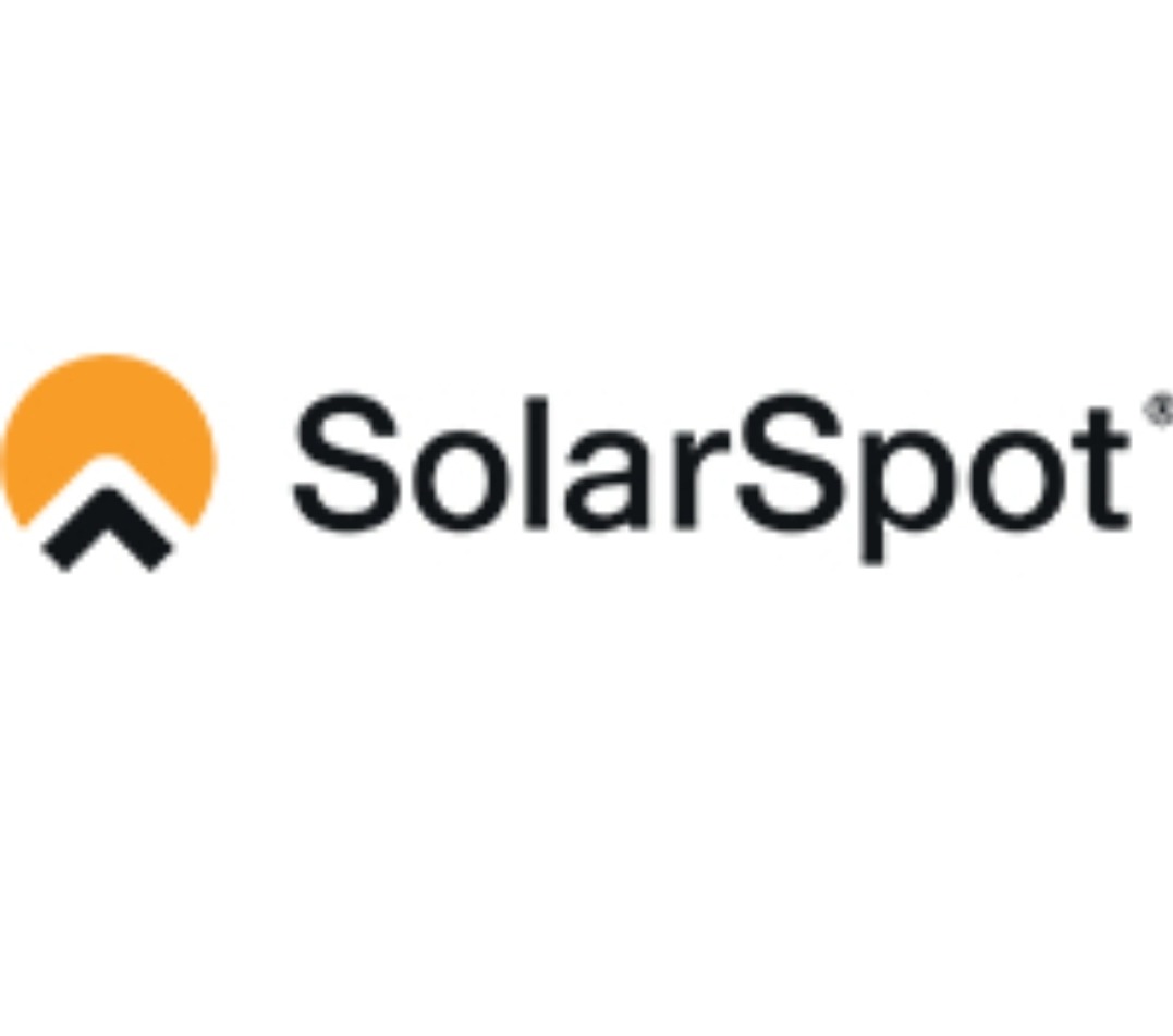Logo firmy SolarSpot z pomarańczowym symbolem słońca i czarną strzałką skierowaną ku górze.