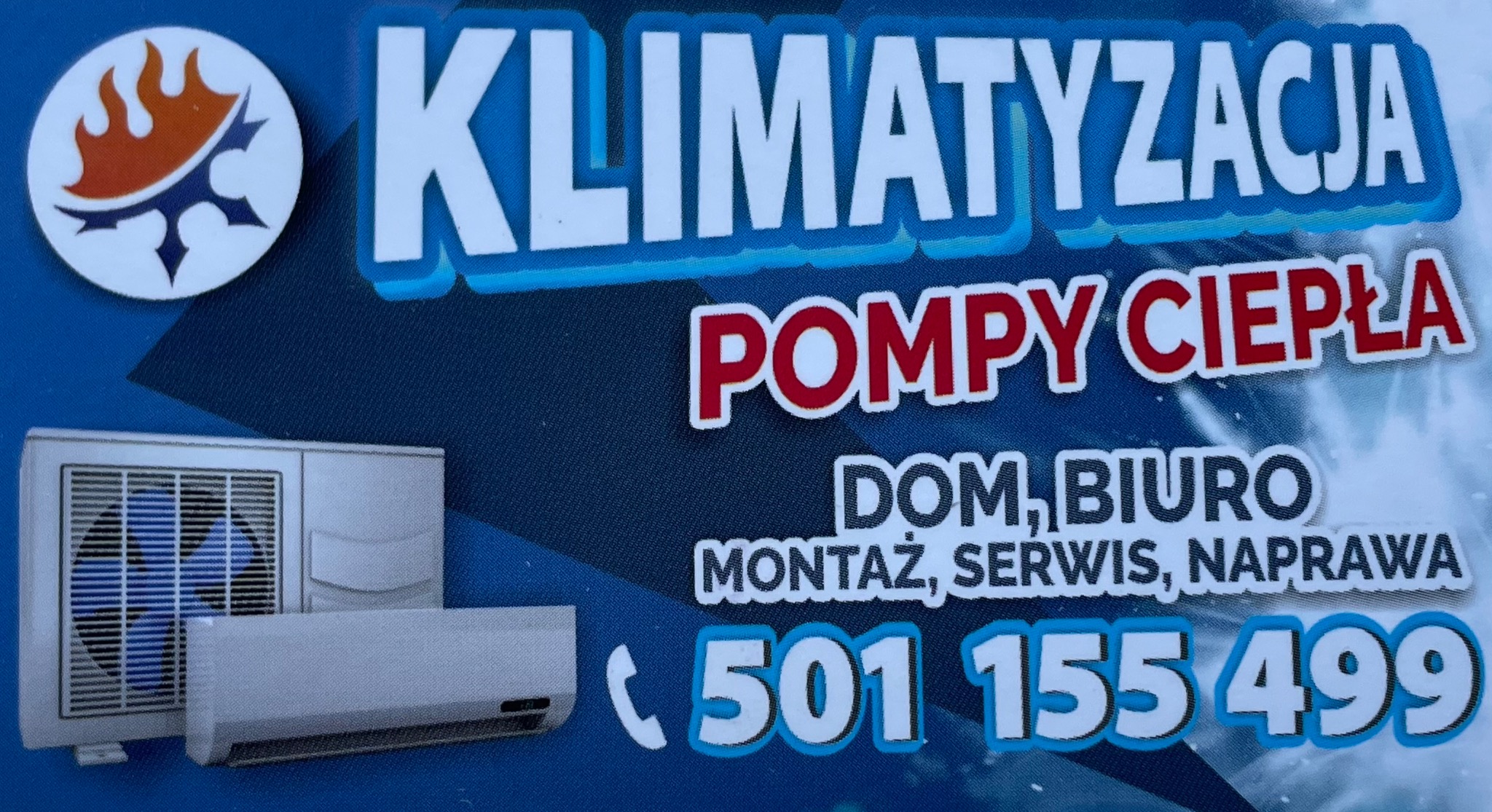 Grafika reklamowa przedstawiająca klimatyzator i pompę ciepła, z informacjami o montażu, serwisie i naprawie dla domu i biura, oraz numerem telefonu na niebieskim tle.