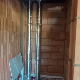 Pion nawiewowy oraz wyciągowy do rekuperacji powietrza na parterze domu,