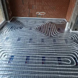 Ogrzewanie podłogowe o zagęszczeniu przystosowanym do pompy ciepła.