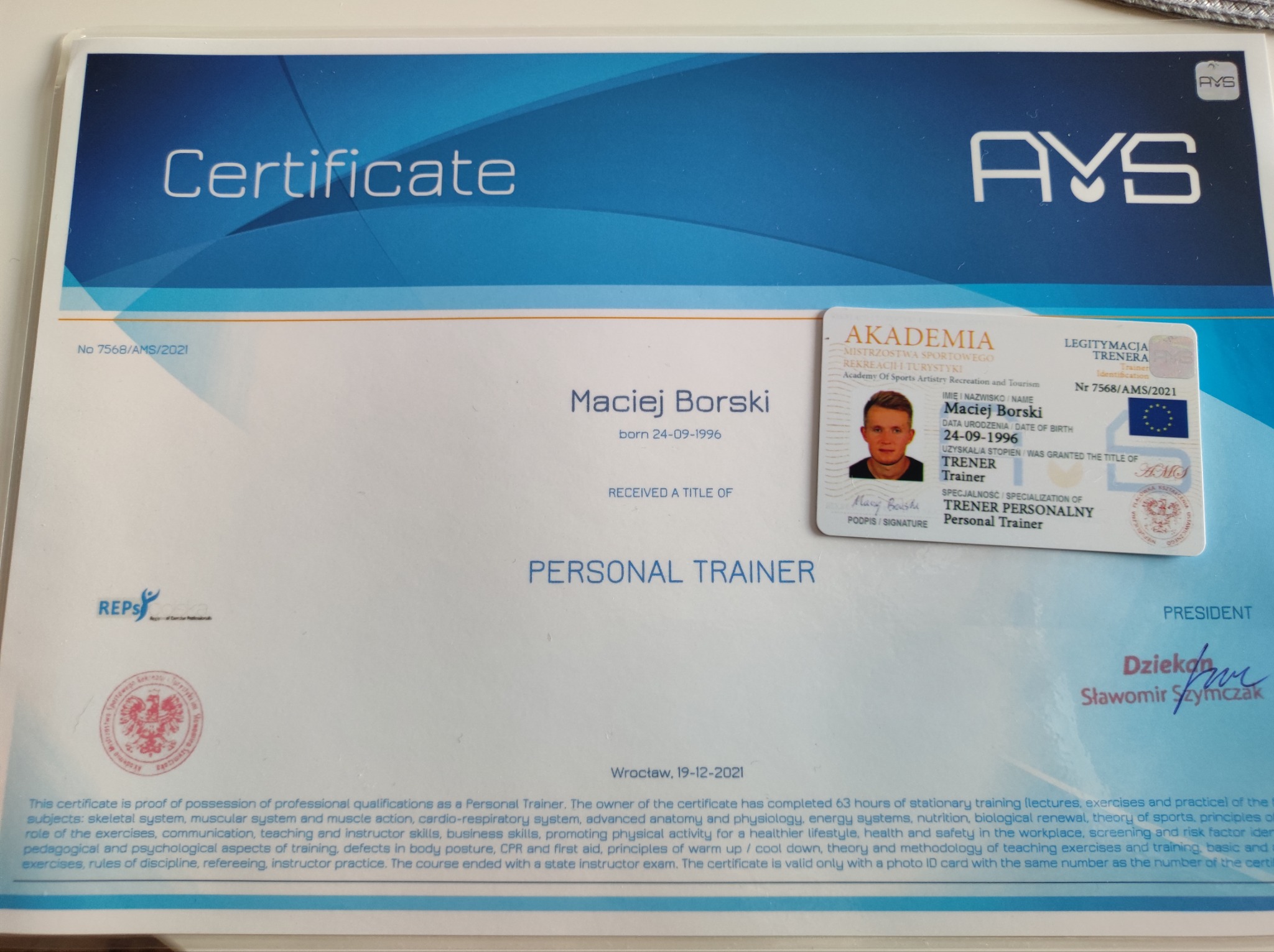 Certyfikat i legitymacja trenera personalnego Macieja Borskiego z Akademii Mistrzostwa Sportowego Rekreacji i Turystyki, Wrocław, 19-12-2021.