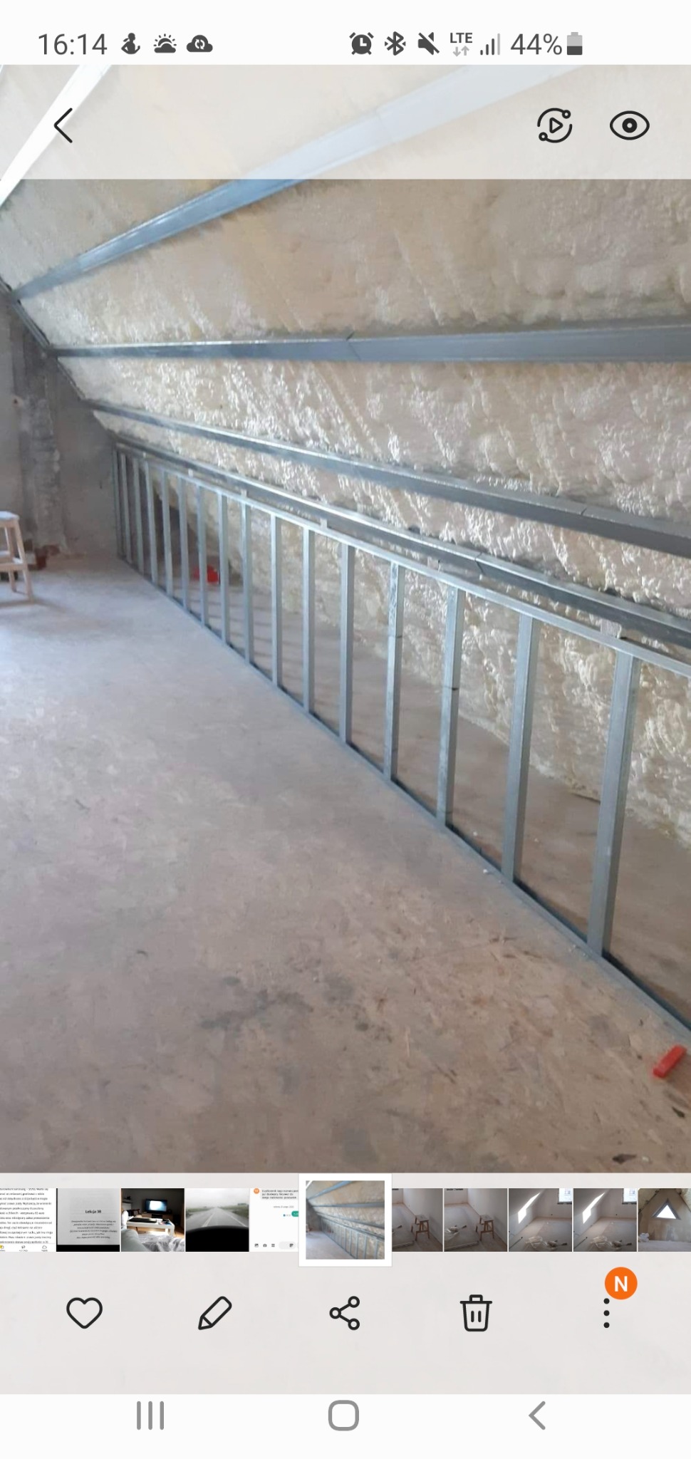 Poddasze z izolacją piankową i metalową konstrukcją szkieletową, przygotowane do dalszych prac wykończeniowych.