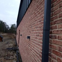 Ściana z lica cegły, przez nas wykonanie spoinowania. 60m2 w 8 godzin