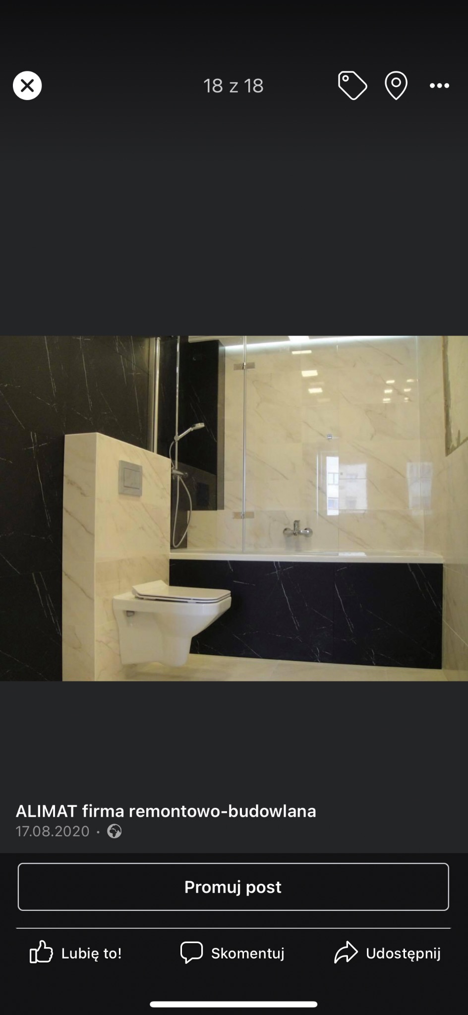 Nowoczesna łazienka z czarno-białymi marmurowymi płytkami, podwieszana toaleta i szklany parawan nawannowy.