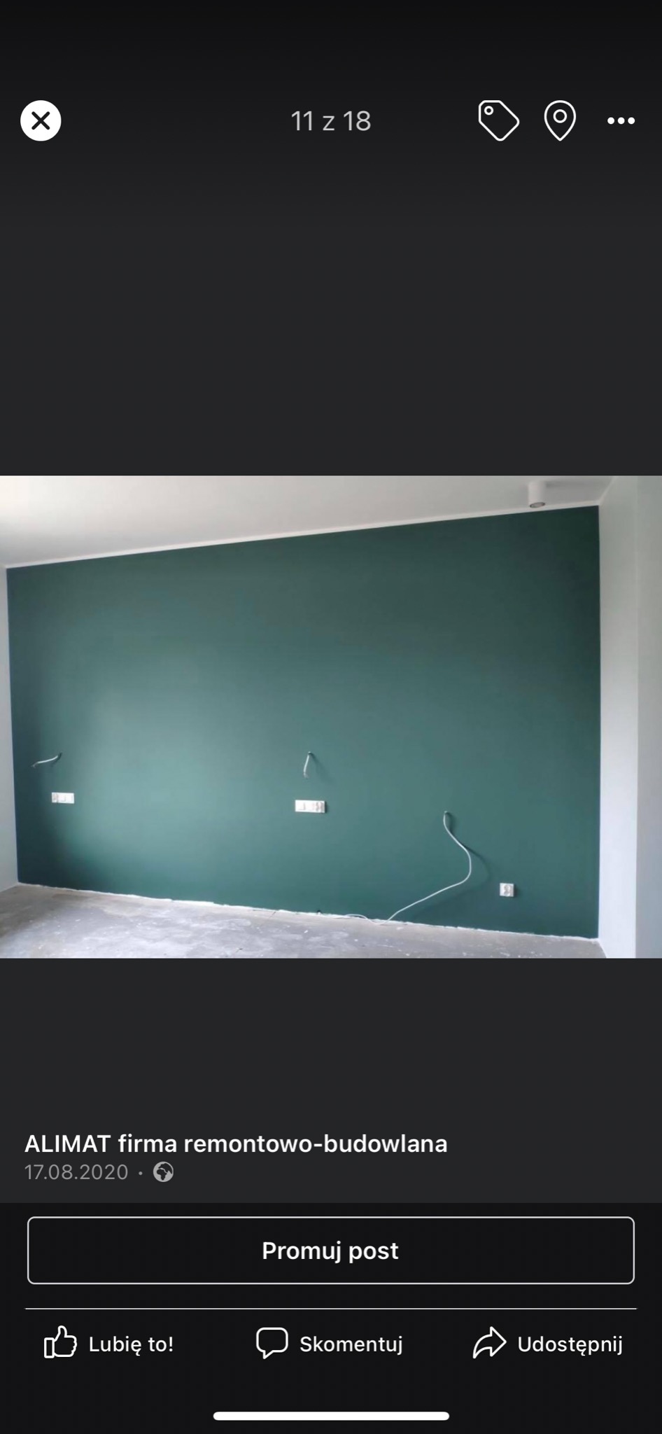 Ściana pomalowana na ciemny odcień zieleni, z widocznymi puszkami elektrycznymi i wystającymi przewodami, surowa podłoga przed malowaniem, białe listwy przypodłogowe.