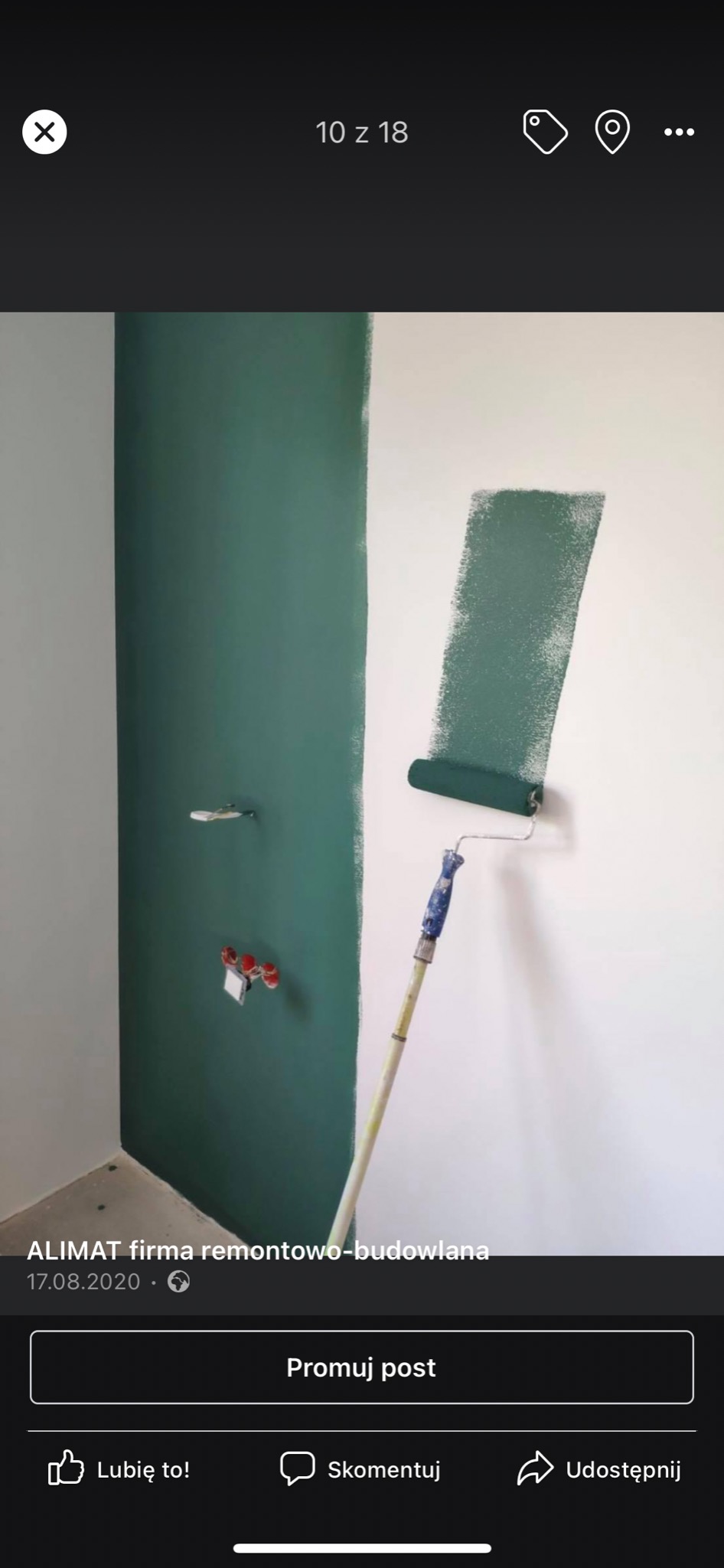 Malowanie ściany w narożniku pomieszczenia wałkiem na długim kiju, widoczny fragment ściany pomalowanej na zielono i świeży ślad po wałku na białej ścianie, w tle puszka instalacyjna.