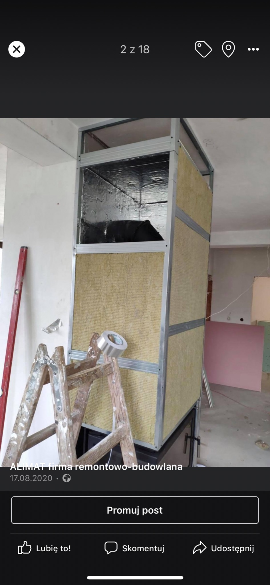 Konstrukcja z profili metalowych wypełniona wełną mineralną i obita płytami kartonowo-gipsowymi, widoczna drabina malarska i taśma aluminiowa, etap prac wykończeniowych w pomieszczeniu.