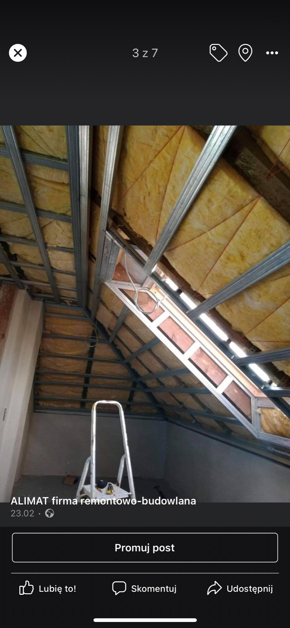 Szkielet metalowej konstrukcji sufitu podwieszanego na poddaszu, wypełniony izolacją z wełny mineralnej, widoczna drabina przystawna.