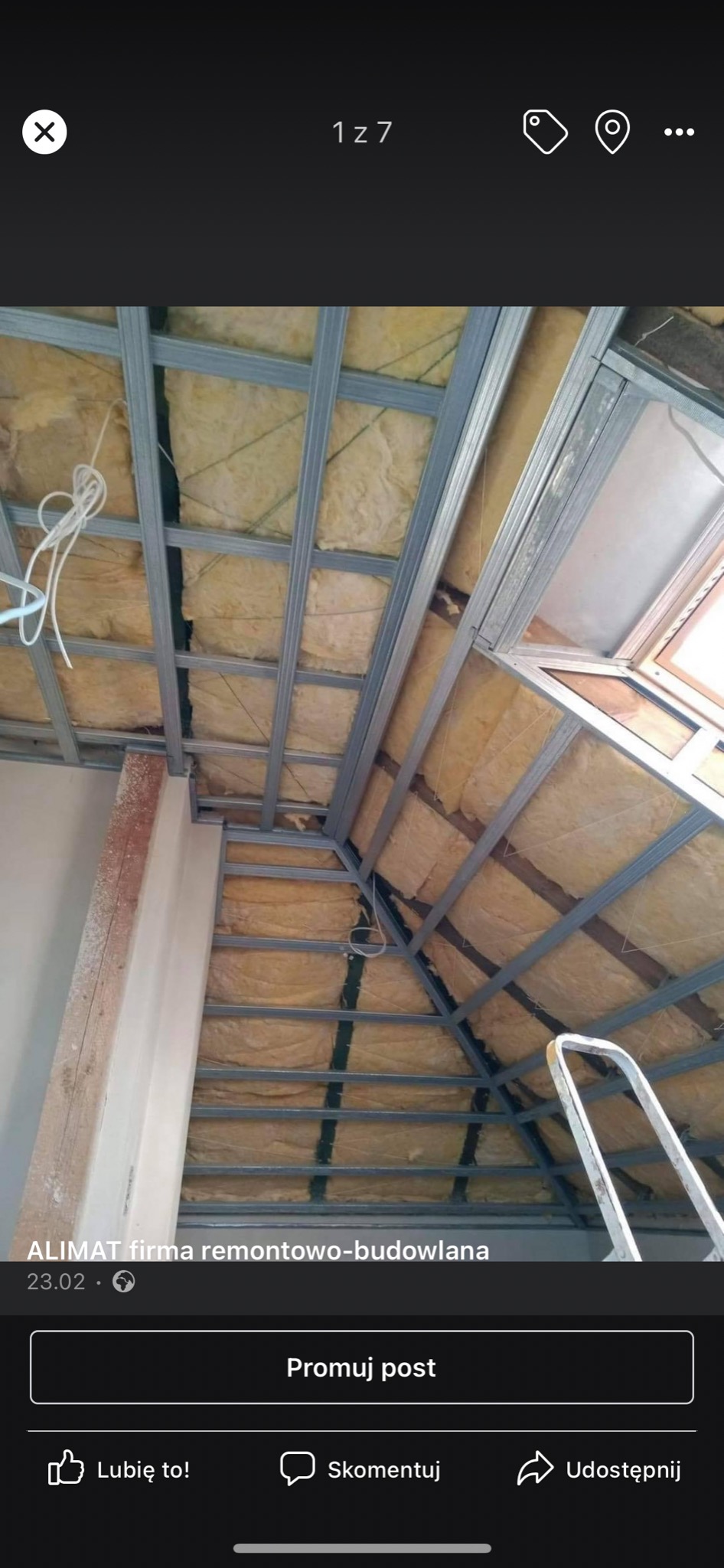 Montaż metalowej konstrukcji pod płytę kartonowo-gipsową na poddaszu z widoczną izolacją z wełny mineralnej, częściowo oświetlonym oknem dachowym i fragmentem drabiny.