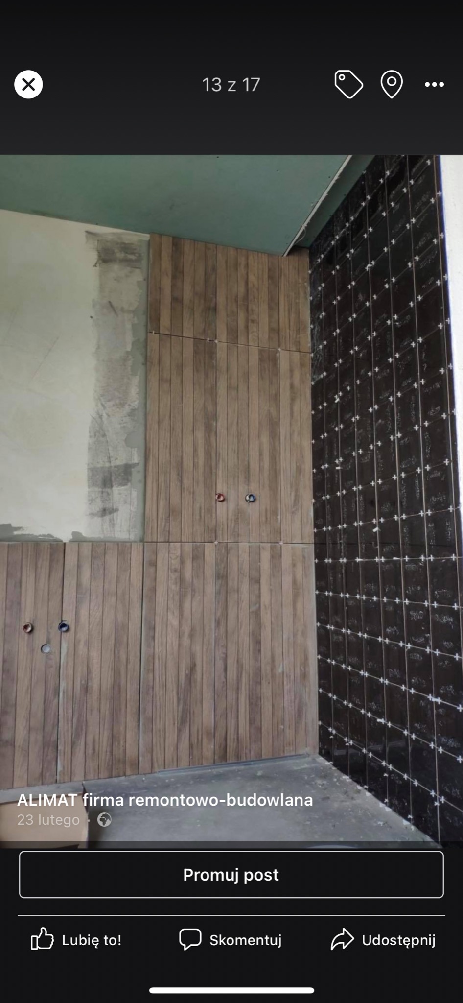 Ściana w łazience z częściowo ułożonymi płytkami imitującymi drewno i czarnymi płytkami w kratkę, widoczne otwory na instalacje i krzyżyki dystansowe.