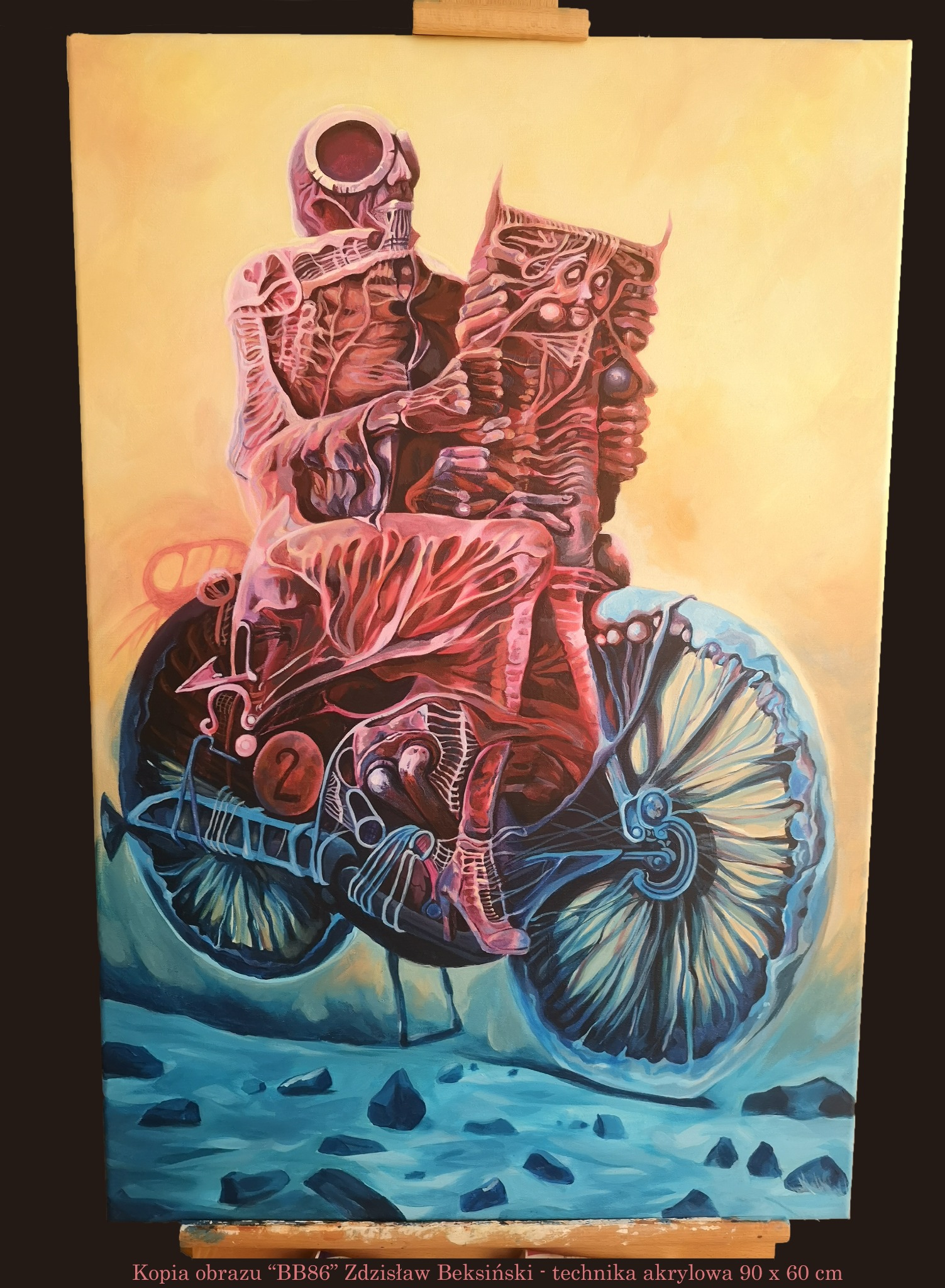 Akrylowa kopia obrazu 'BB86' Zdzisława Beksińskiego przedstawiająca surrealistyczną postać na dziwacznym pojeździe, utrzymana w mrocznej, fantastycznej stylistyce. Widoczne detale anatomiczne...