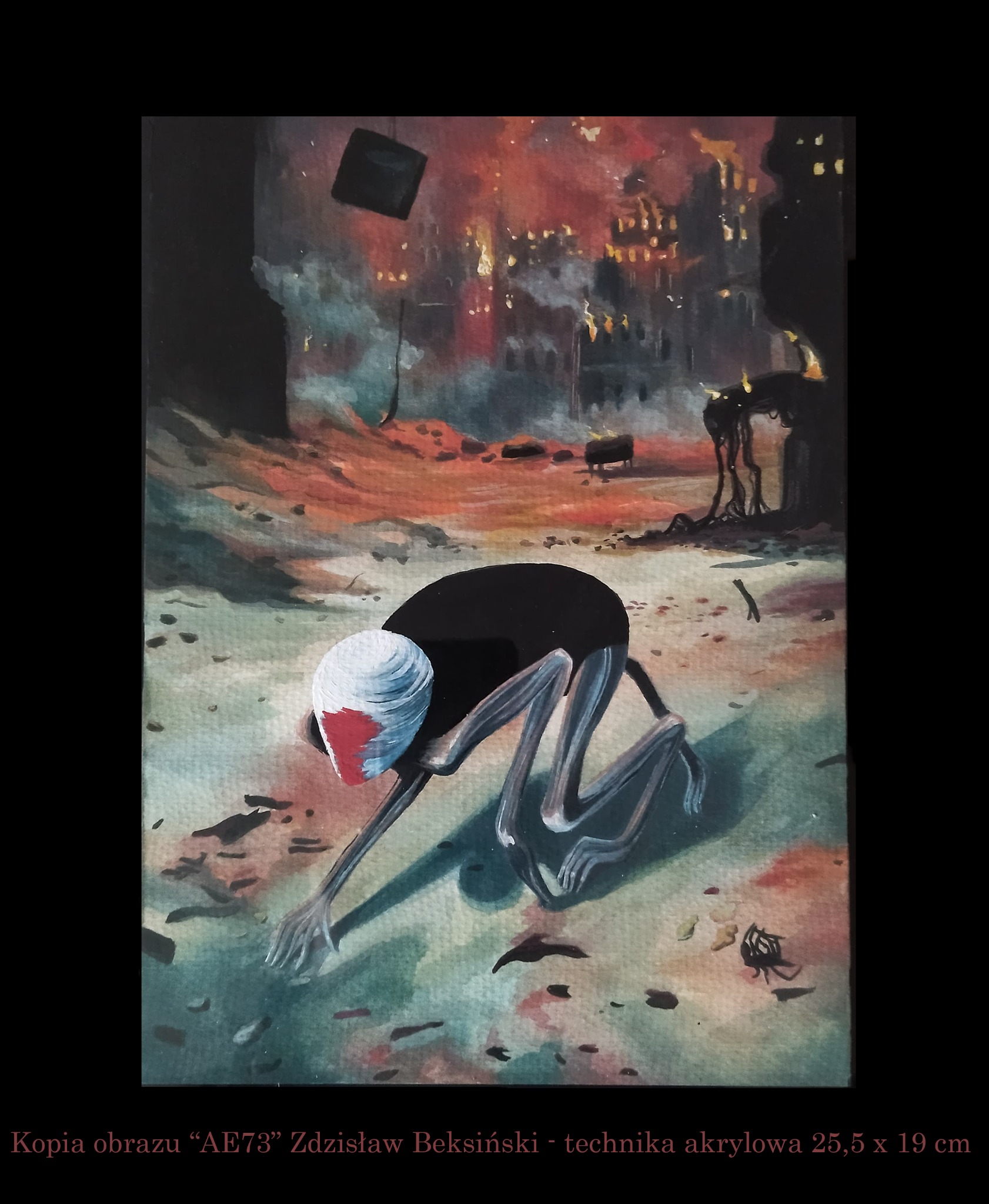 Akrylowa kopia obrazu 'AE73' Zdzisława Beksińskiego, przedstawiająca postać na czworakach z zabandażowaną głową na tle zrujnowanego miasta w płomieniach.