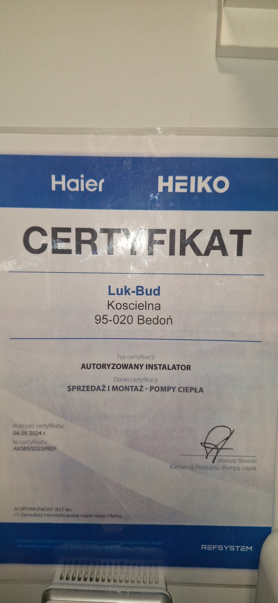 Certyfikat autoryzowanego instalatora pomp ciepła marek Haier i Heiko, firmy Luk-Bud z Bedonia, ważny do 04.05.2024, podpisany przez Mariusza Stawskiego, Kierownika Produktu - Pompy ciepła.