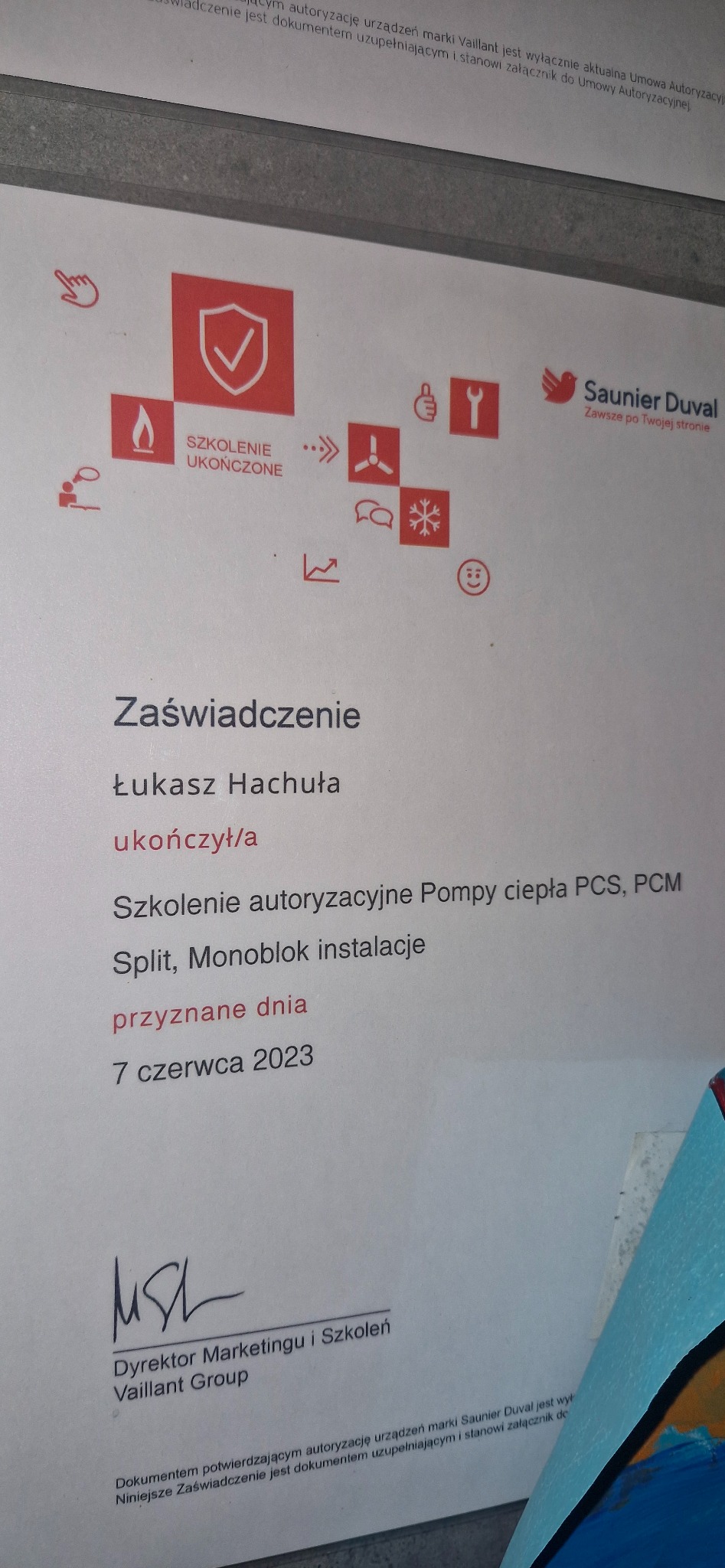 Skan zaświadczenia o ukończeniu szkolenia autoryzacyjnego z pomp ciepła PCS, PCM Split i Monoblok instalacji dla Łukasza Hachuły, wydane 7 czerwca 2023 przez Dyrektora Marketingu i Szkoleń Vaillant...