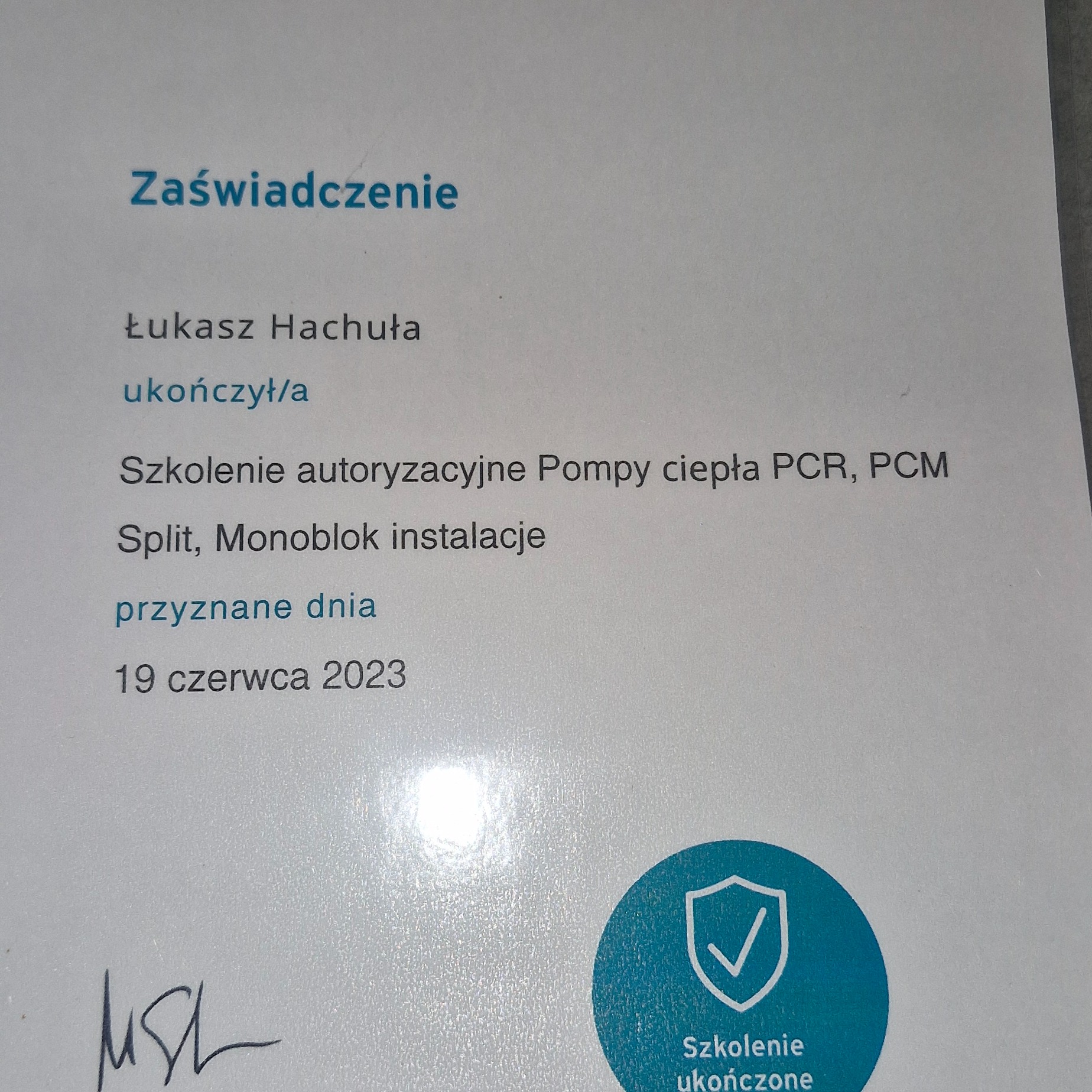 Skan zaświadczenia o ukończeniu szkolenia autoryzacyjnego z zakresu pomp ciepła PCR, PCM Split i Monoblok instalacji przez Łukasza Hachułę, przyznane 19 czerwca 2023.