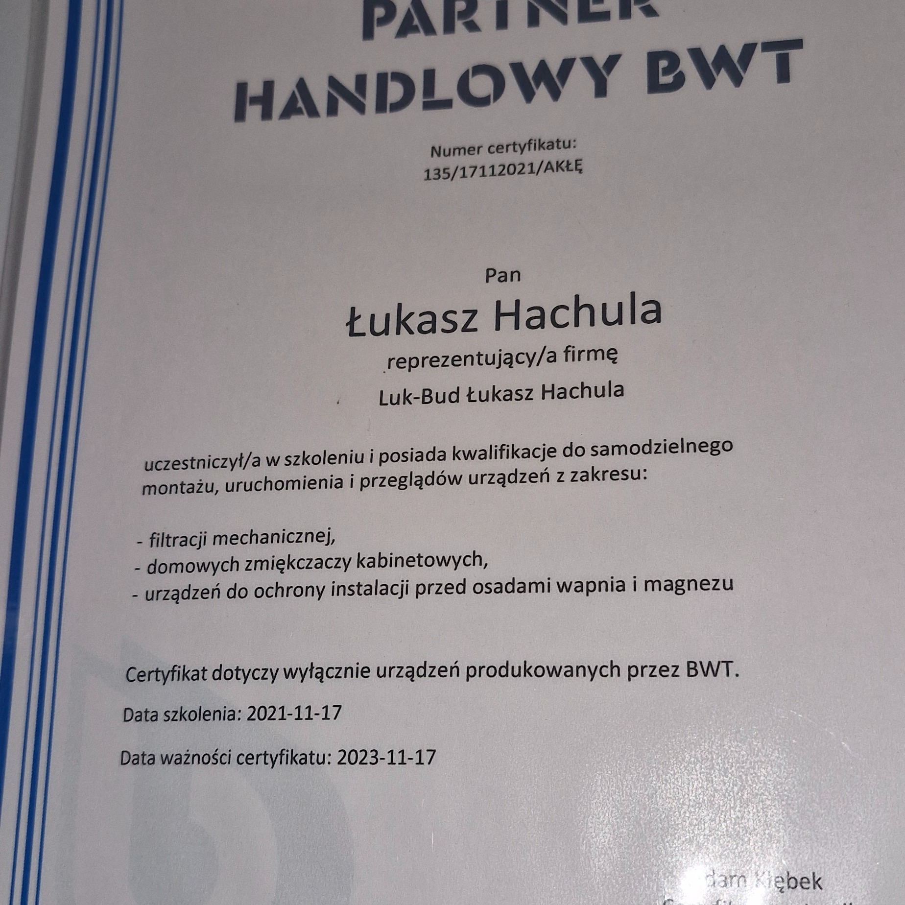 Skan certyfikatu partnera handlowego BWT, potwierdzający kwalifikacje do montażu, uruchomienia i przeglądów urządzeń do filtracji mechanicznej, zmiękczaczy kabinetowych i ochrony instalacji przed...