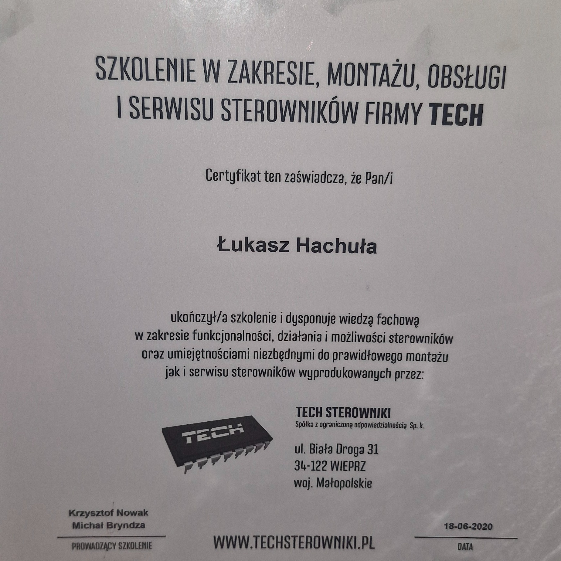Certyfikat ukończenia szkolenia w zakresie montażu i serwisu sterowników firmy TECH, wydany dla Łukasza Hachuły, z datą 18-06-2020.