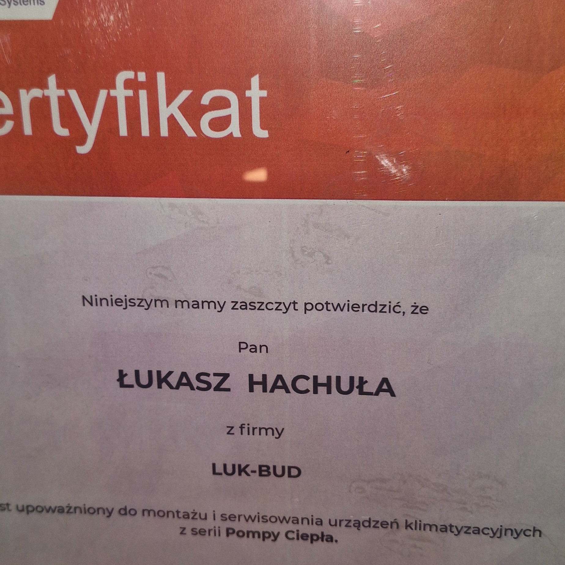 Skan certyfikatu firmy LUK-BUD upoważniającego Pana Łukasza Hachułę do montażu i serwisowania urządzeń klimatyzacyjnych z serii Pompy Ciepła.
