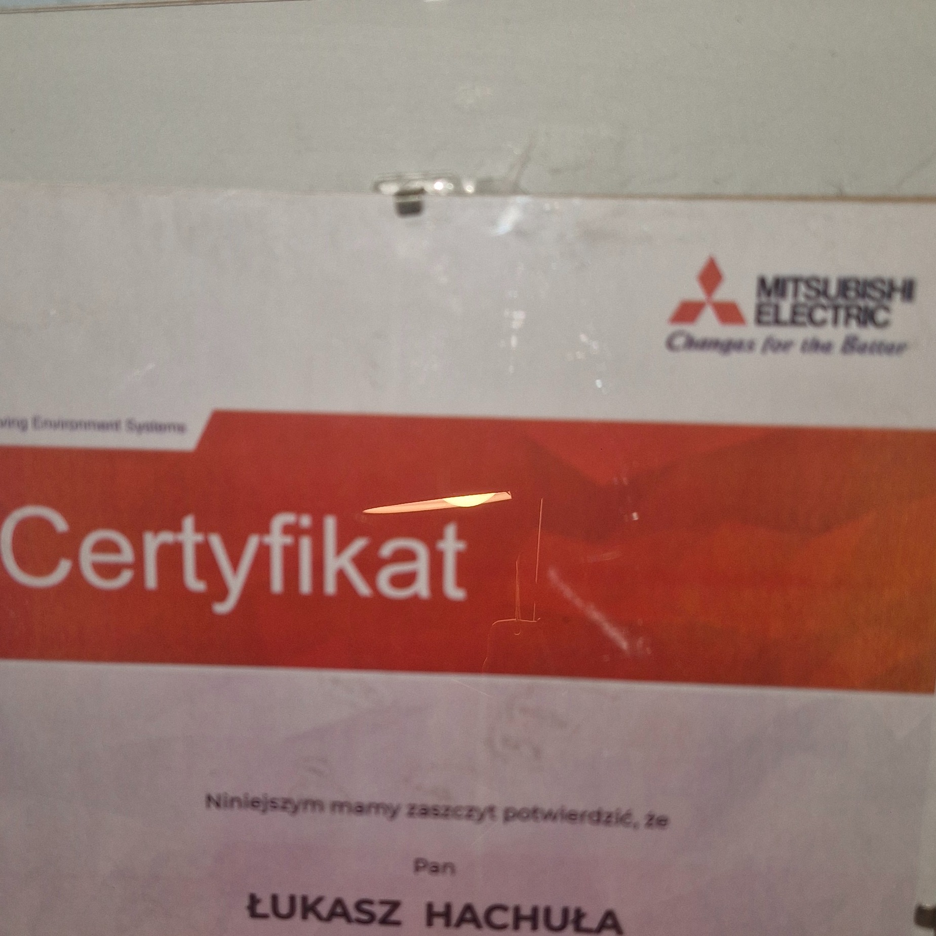 Certyfikat firmy Mitsubishi Electric dla Pana Łukasza Hachuły, potwierdzający kwalifikacje w zakresie instalacji systemów.