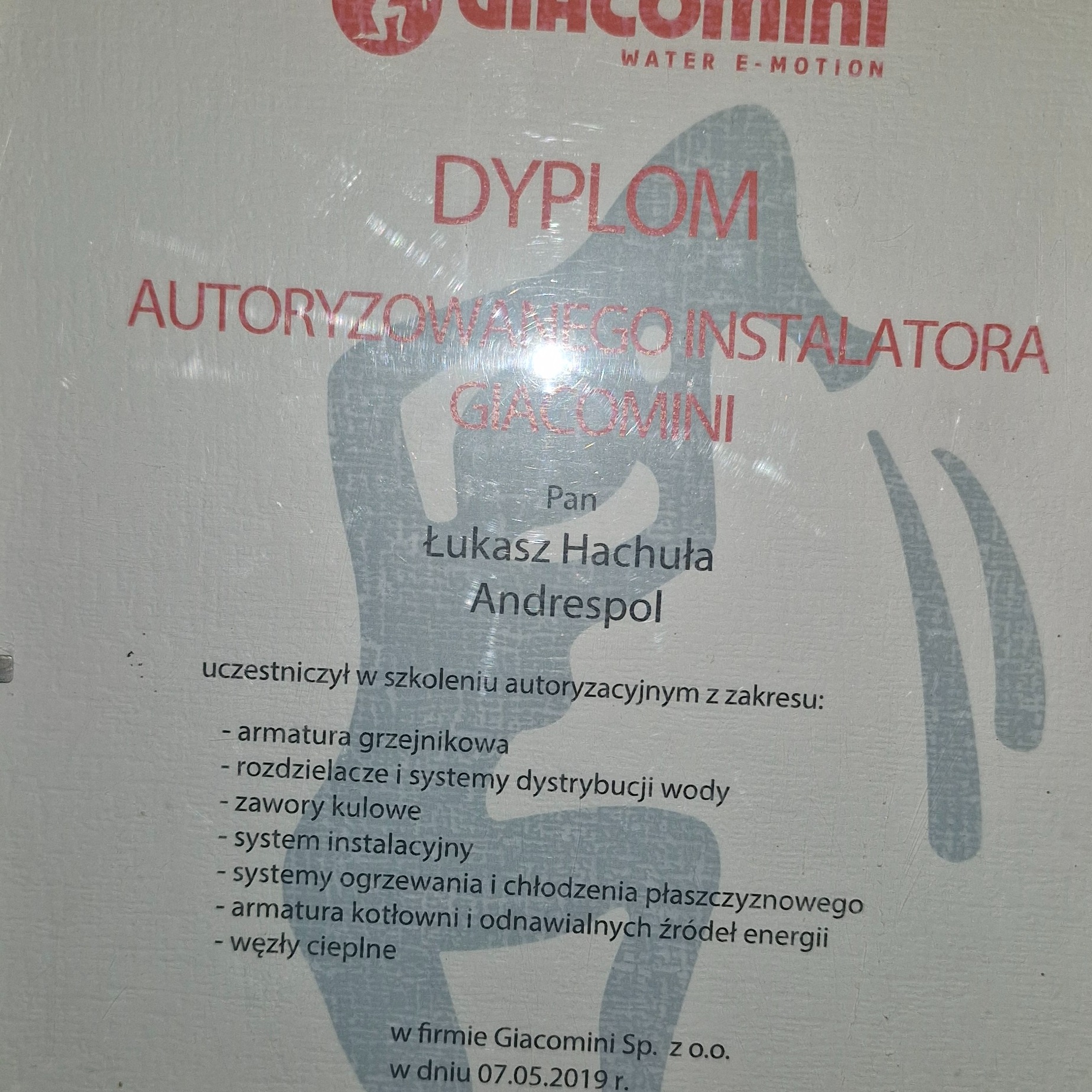 Dyplom Autoryzowanego Instalatora Giacomini dla Pana Łukasza Hachuły z Andrespolu, potwierdzający udział w szkoleniu z zakresu armatury grzejnikowej, rozdzielaczy i systemów dystrybucji wody...