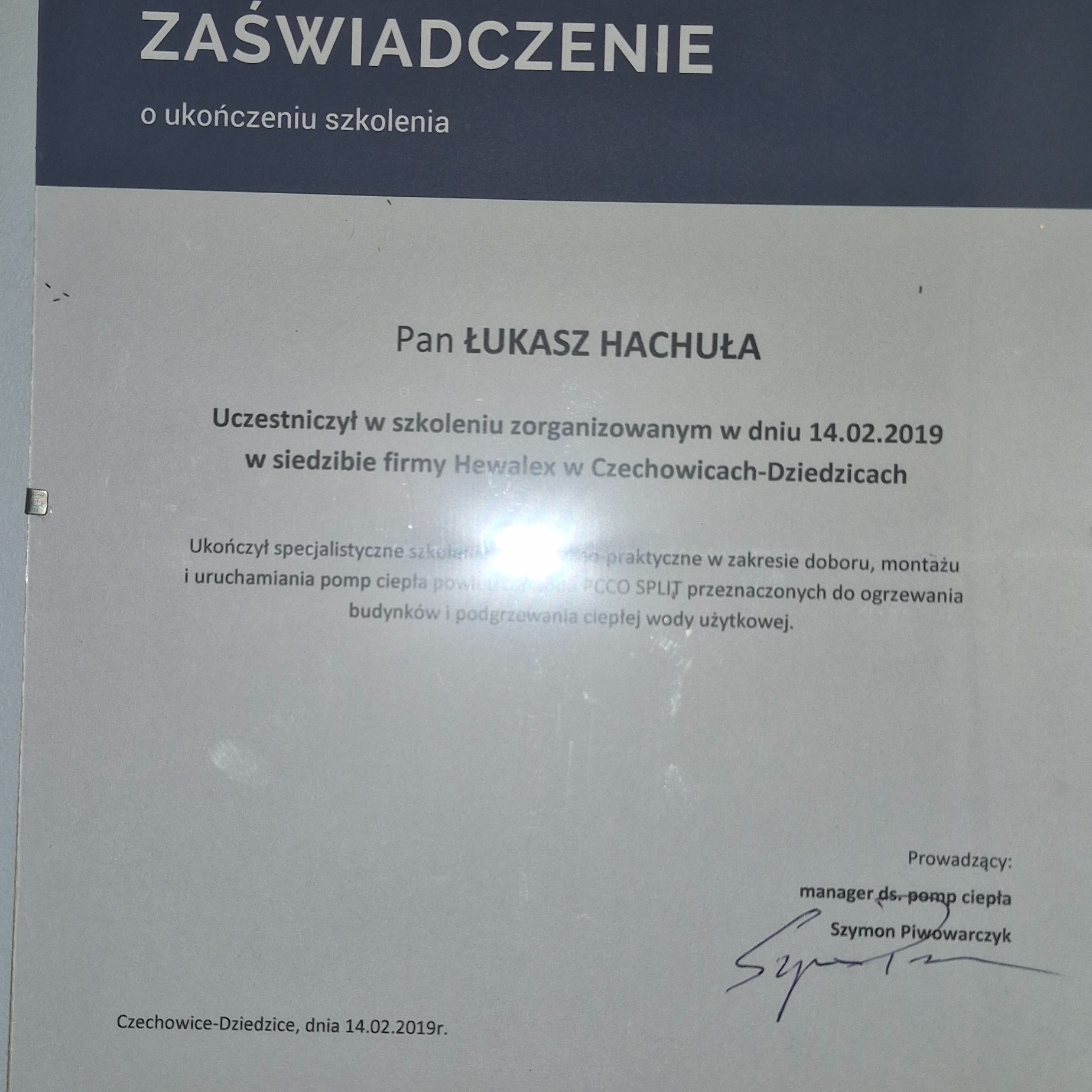 Skan zaświadczenia o ukończeniu szkolenia z zakresu doboru, montażu i uruchamiania pomp ciepła powietrze-woda PCCO SPLIT, wydanego przez firmę Hewalex Panu Łukaszowi Hachule...