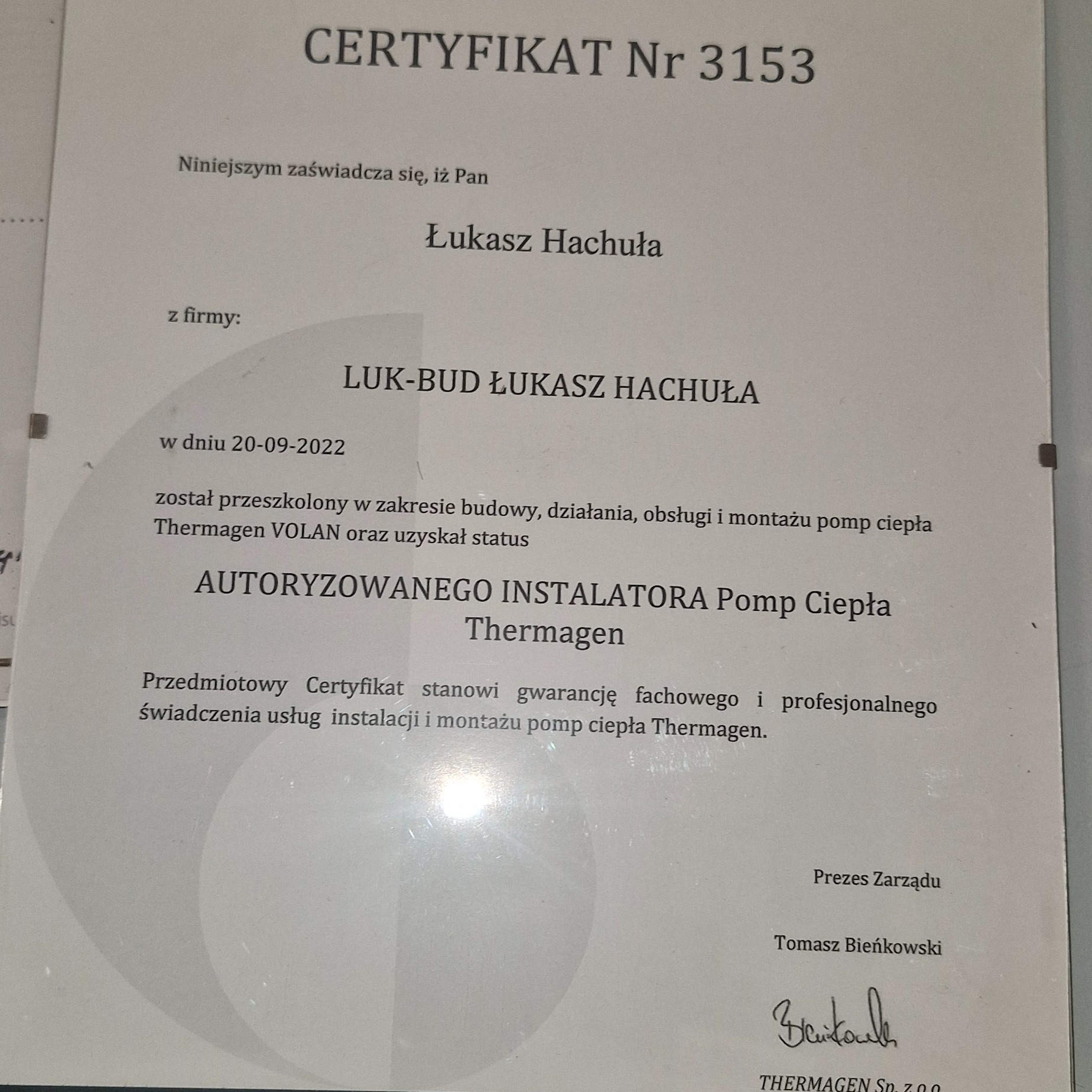 Skan certyfikatu Nr 3153 dla Łukasza Hachuły z firmy LUK-BUD, potwierdzający przeszkolenie w zakresie budowy, działania, obsługi i montażu pomp ciepła Thermagen VOLAN oraz uzyskanie statusu...