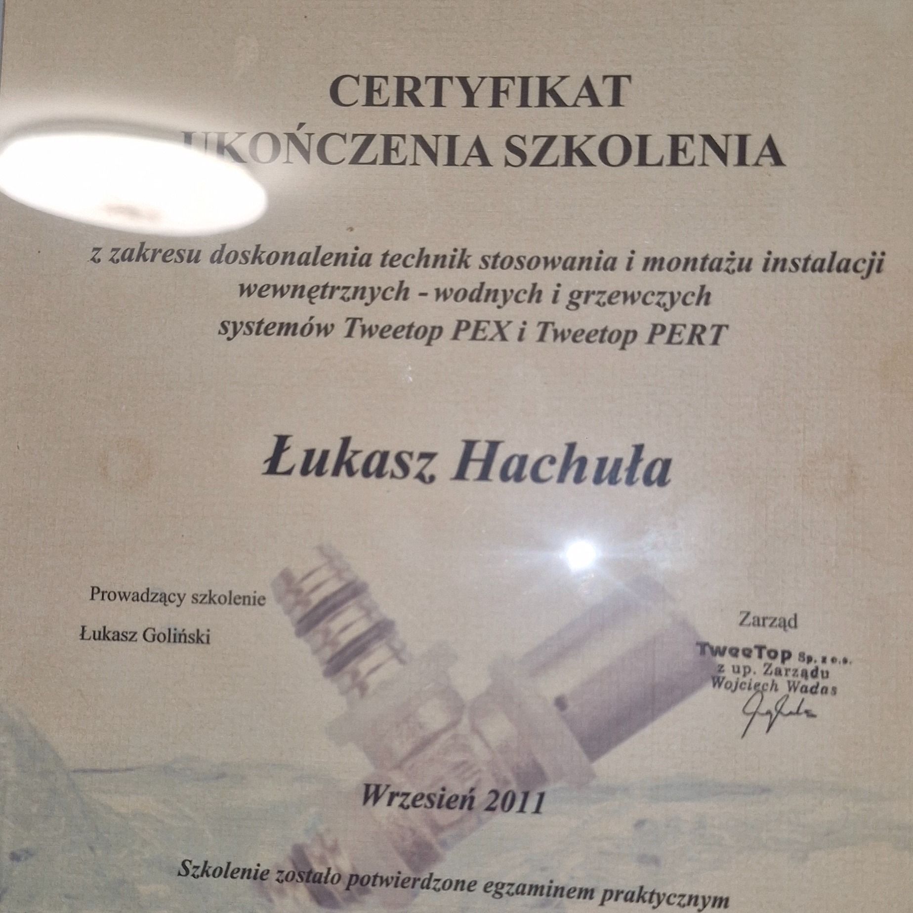 Certyfikat ukończenia szkolenia z zakresu instalacji wewnętrznych wodnych i grzewczych systemów Tweetop PEX i PERT, wydany dla Łukasza Hachuły we wrześniu 2011 roku.