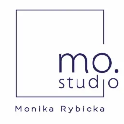 Logo firmy 'mo.studio Monika Rybicka' w kolorze granatowym na białym tle, z minimalistycznym kwadratem obejmującym górną część napisu