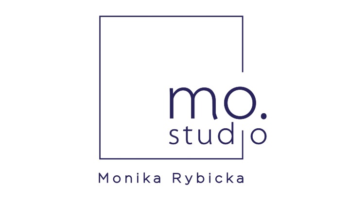 Logo firmy 'mo.studio Monika Rybicka' w kolorze granatowym na białym tle, z minimalistycznym kwadratem obejmującym górną część napisu