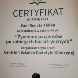 Certyfikat ukończenia szkolenia 'Żywienie pacjentów po zabiegach bariatrycznych', wydany przez Centrum Szkoleń Dietetyki Klinicznej dla Pani Renaty Tlałki, numer 3164/2021.