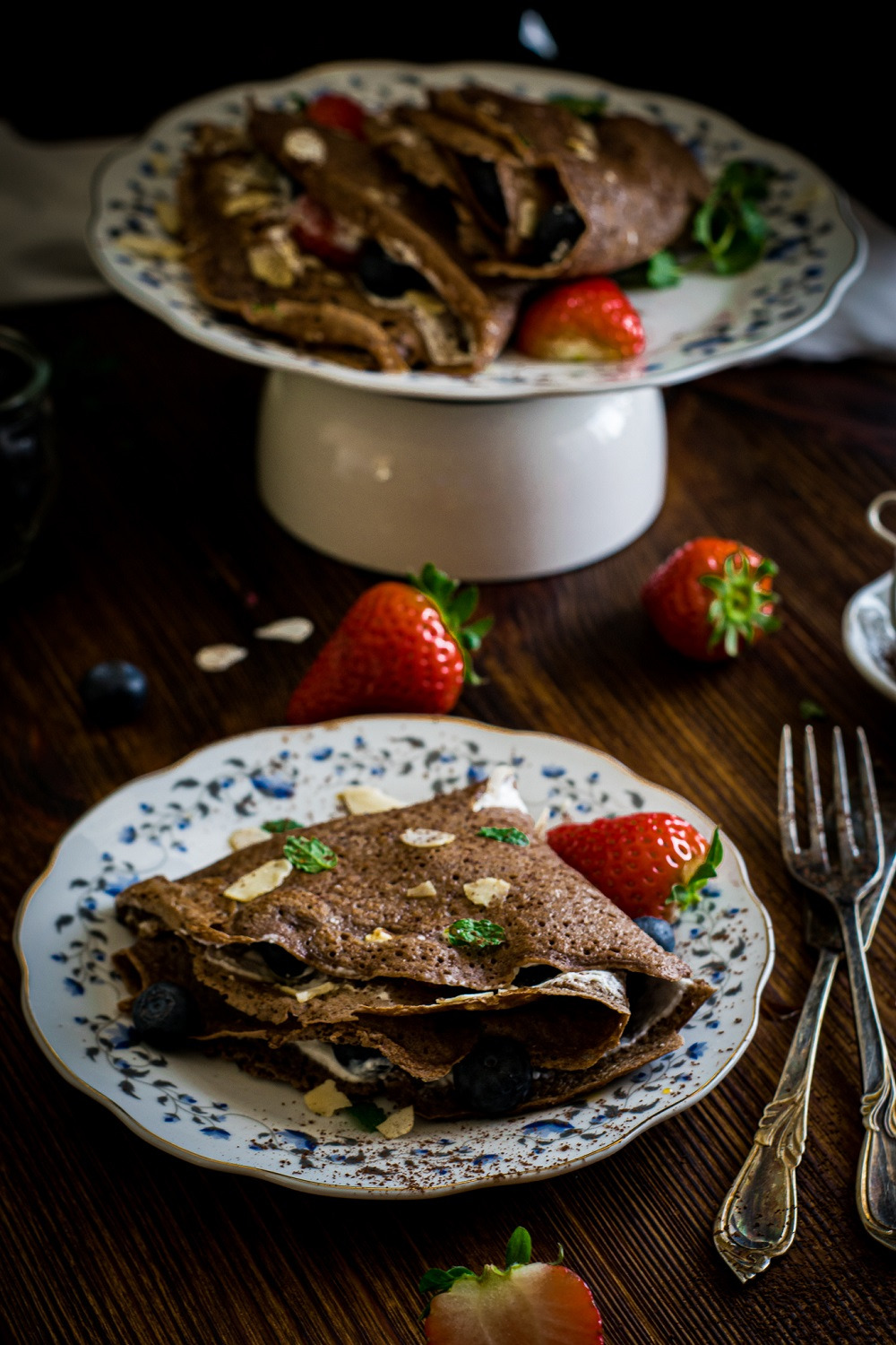 Orkiszowe naleśniki czekoladowe z waniliowym serkiem i owocami