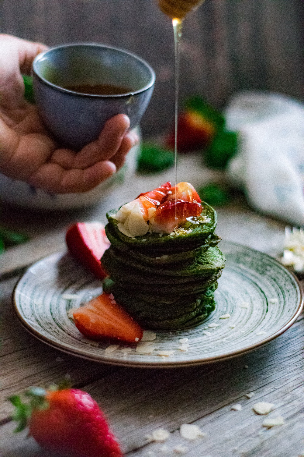 Szpinakowe placki z owocami i miodem