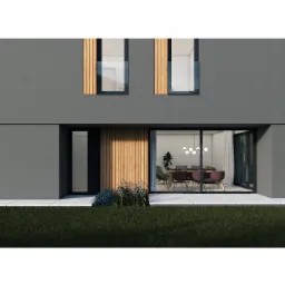 Szara, dwukondygnacyjna fasada domu z drewnianymi akcentami, dużym oknem tarasowym i widokiem na jadalnię z nowoczesnym oświetleniem oraz krzesłami w kolorze burgundu.