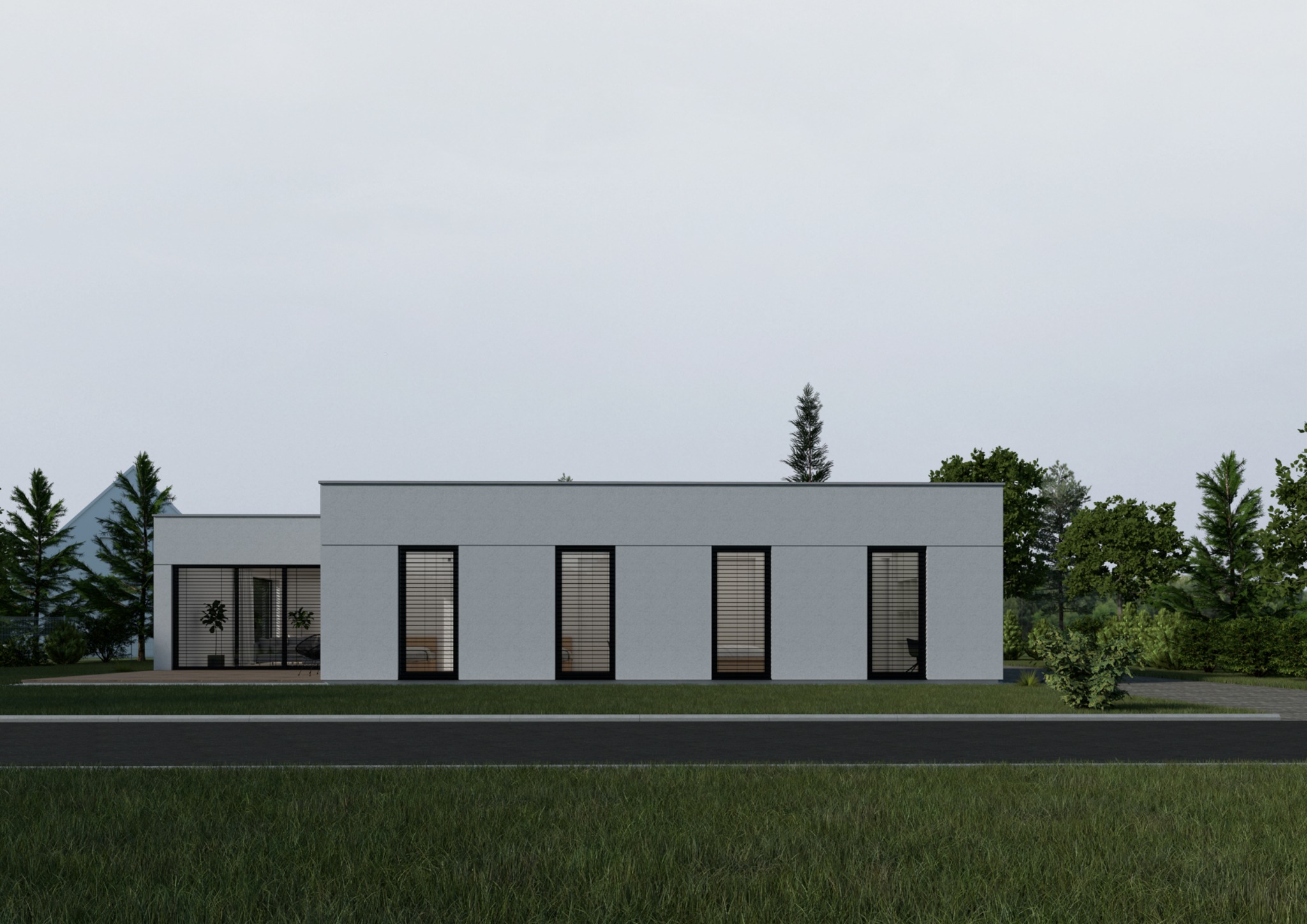 Nowoczesny, parterowy dom z płaskim dachem, szarą elewacją i dużymi oknami z żaluzjami, otoczony zielenią i niską trawą.