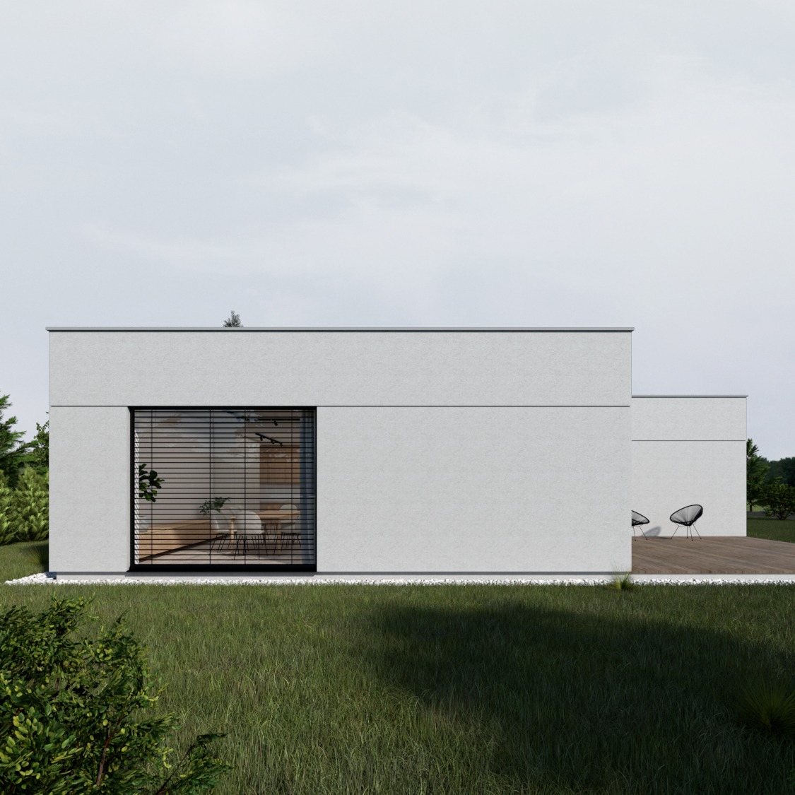 Nowoczesny, minimalistyczny dom z płaskim dachem i dużym oknem z żaluzjami, otoczony zielonym trawnikiem i drzewami, z drewnianym tarasem i dwoma czarnymi krzesłami na zewnątrz.