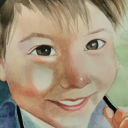 Akwarelowy portret uśmiechniętego dziecka z bliska, z lekkim cieniem na policzku i małą białą plamką na nosie.