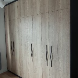 przykład typowej szafy z drzwiami uchylnymi (na zawiasach)
