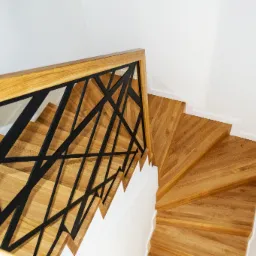 Schody dywanowe na beton z balustradą wycinana laserowo