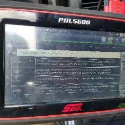 Ekran testera diagnostycznego PDL5600 prezentujący wyniki skanowania kodów błędów silnika w samochodzie Volkswagen Sharan 2.8L MPI (AYL). Wyświetlone kody błędów dotyczą zarządzania silnikiem,...