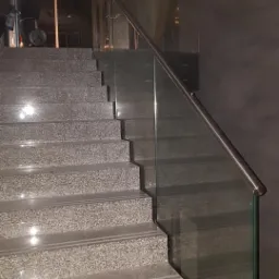 Piękna balustrada oraz granitowe schody