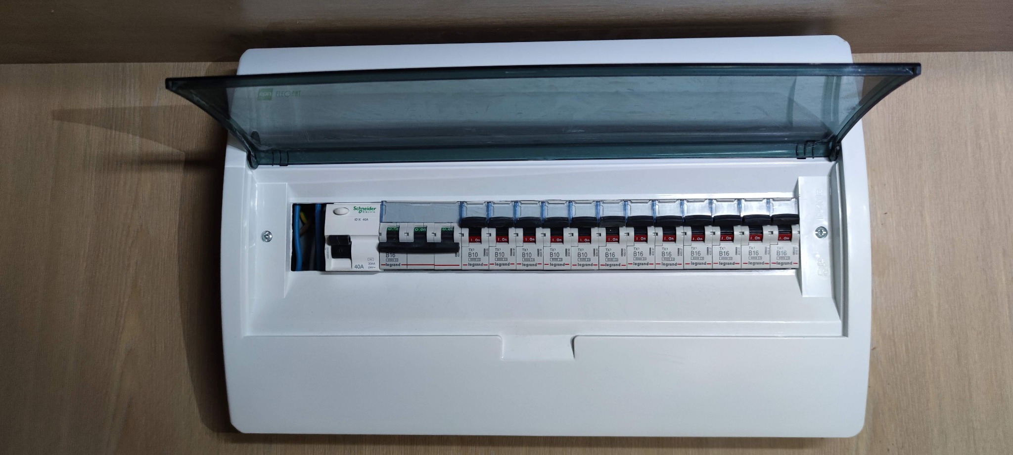 Otwarta skrzynka bezpiecznikowa Schneider Electric z zainstalowanymi bezpiecznikami Legrand B10 i B16, zamontowana na ścianie w jednym z domów we Wrocławiu.