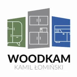 Logo firmy WOODKAM Kamil Łomiński prezentujące schematyczne rysunki szafki na nóżkach w kolorze zielonym, szafki kuchennej w kolorze szarym oraz szafki z szufladami w kolorze niebieskim.