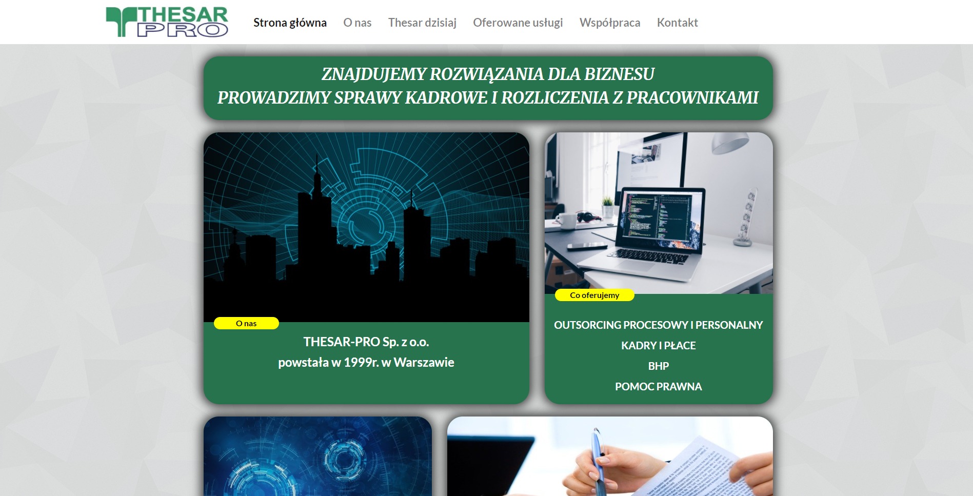 Fragment strony internetowej firmy Thesar-Pro z Warszawy, prezentujący sylwetkę miasta na tle grafiki cyfrowej oraz laptop z kodem źródłowym, sugerujący usługi IT.