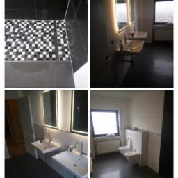 Czarno-biała łazienka z mozaikową podłogą prysznica, podświetlanymi lustrami nad dwiema umywalkami i toaletą z bidetem przy oknie.