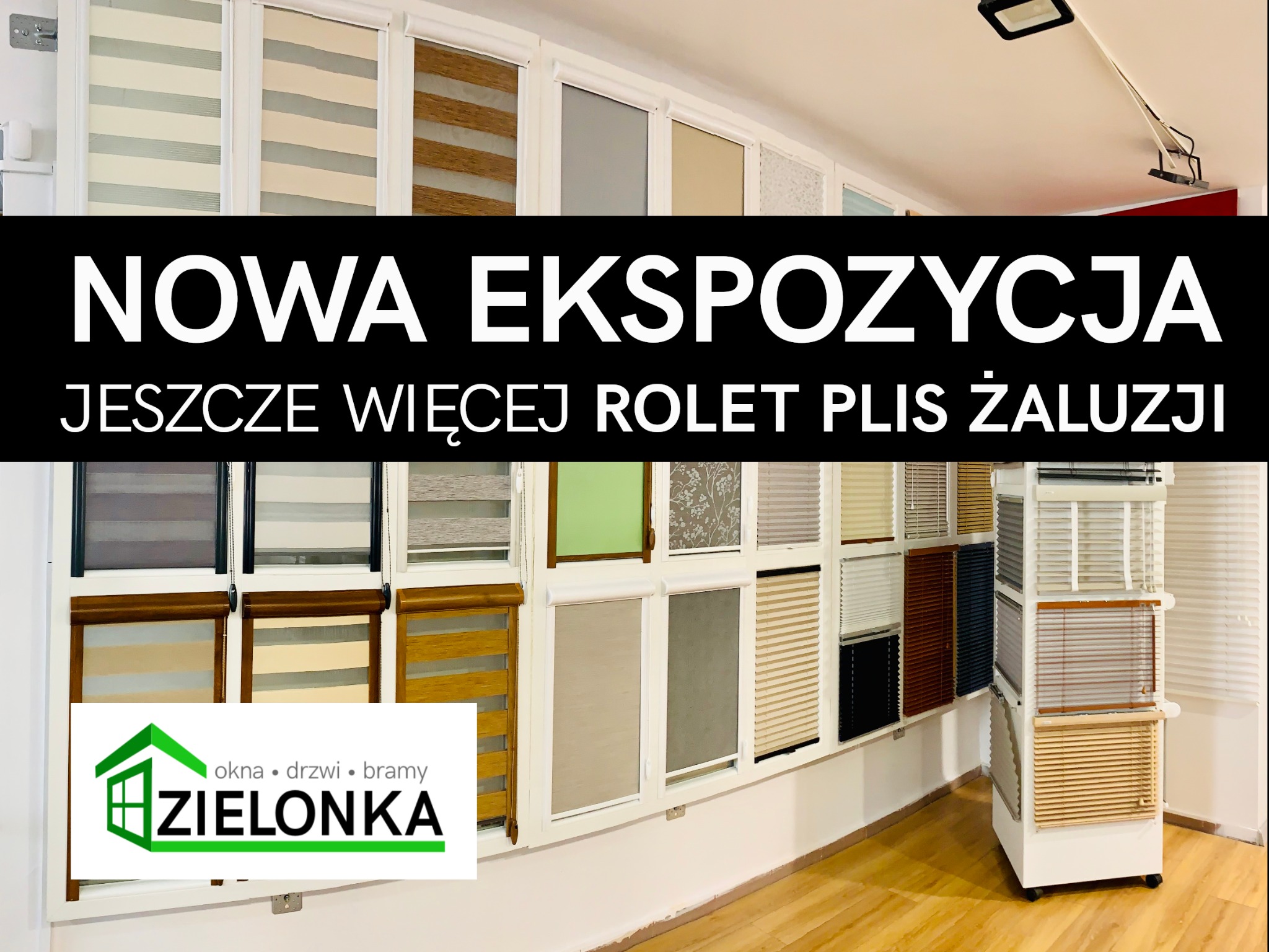 Ekspozycja różnorodnych osłon okiennych, w tym plis, żaluzji i rolet, prezentowanych w salonie firmowym z logo 'ZIELONKA' widocznym w lewym dolnym rogu.