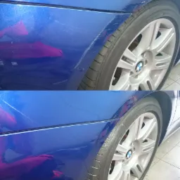 Porównanie stanu lakieru: błotnik niebieskiego samochodu z widocznymi rysami przed i po polerowaniu, ukazujące poprawę wyglądu.