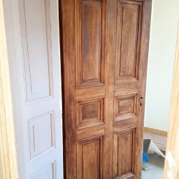 Rekonstrukcja drzwi.