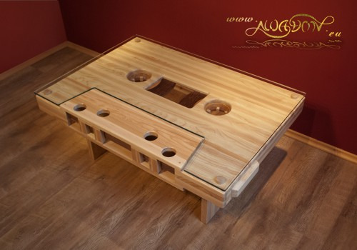 Stolik kawowy w kształcie kasety.