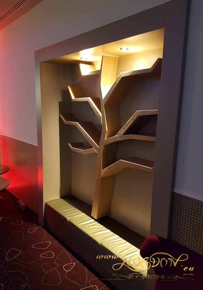 Półka na książki w kształcie drzewka.